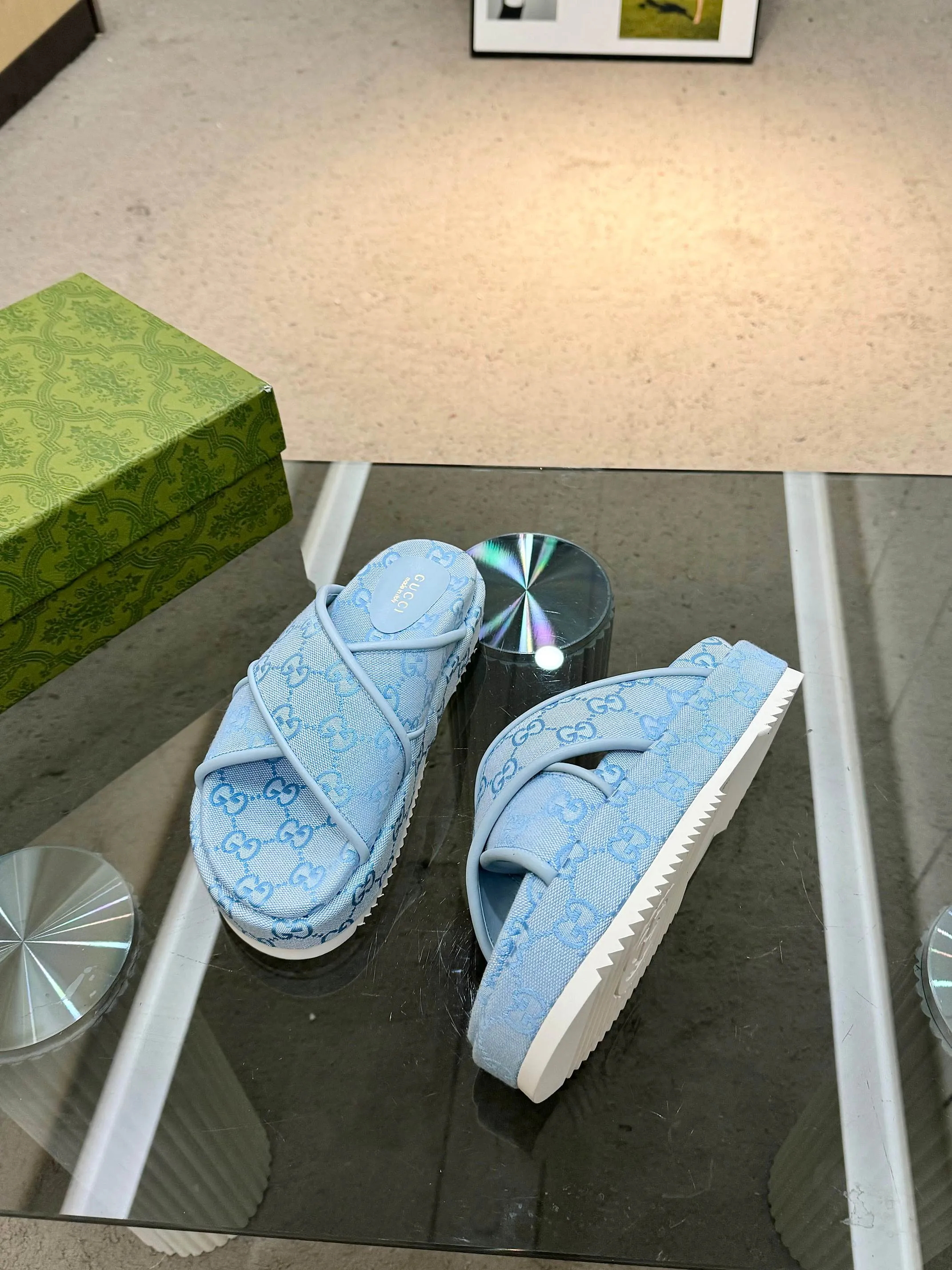 👟👟Ex-factory price 400👟👟 Shipped all year round, Gucci's latest limited edition thick-soled slippers. Top quality for sale. Purchase genuine product for development. The material and workmanship are consistent with the original. Upper: original special printing process. Lining: dyed sheepskin. Outsole: Italian private model outsole. Size: 35-43M standard size. 41, 42, 43 are also customized and cannot be returned. Sole thickness: 5.5cm. Forefoot 4cm.
